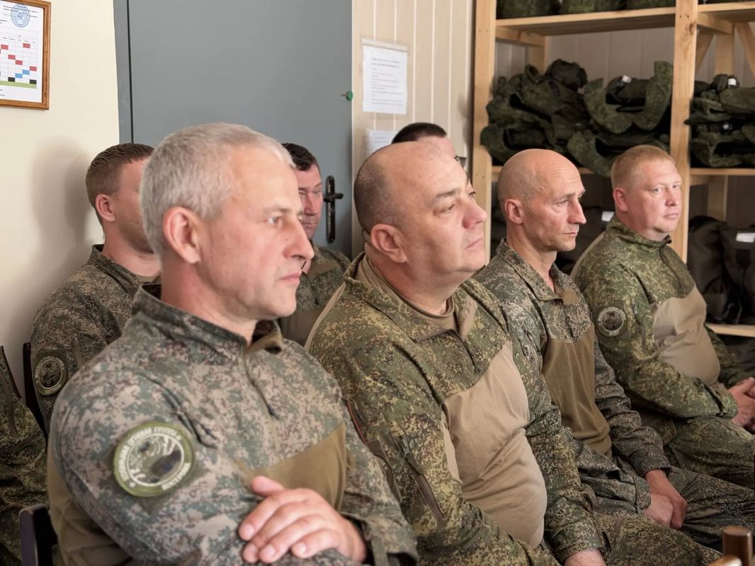 «Вы защищаете не просто предприятия, а всех нас, всех своих земляков», – Сергей Ситников встретился с бойцами первого отряда добровольческого формирования «БАРС-Кострома» «Вы защищаете не просто предприятия, а всех нас, всех своих земляков», – Сергей Ситников встретился с бойцами первого отряда добровольческого формирования «БАРС-Кострома»
