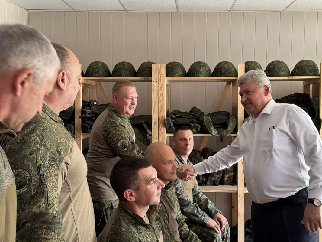 «Вы защищаете не просто предприятия, а всех нас, всех своих земляков», – Сергей Ситников встретился с бойцами первого отряда добровольческого формирования «БАРС-Кострома» «Вы защищаете не просто предприятия, а всех нас, всех своих земляков», – Сергей Ситников встретился с бойцами первого отряда добровольческого формирования «БАРС-Кострома»