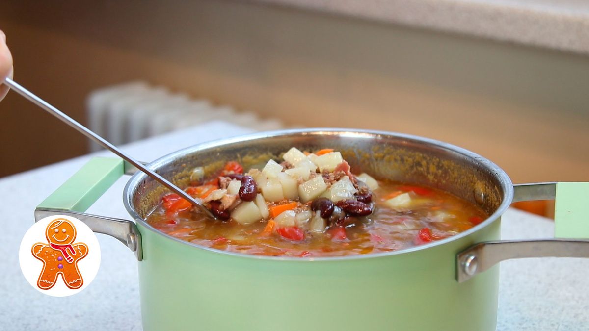 Простота и вкус: как быстро приготовить сытный мясной суп с фасолью