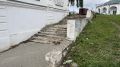 Олег Болоховец: Приступили к ремонту лестницы в центре города