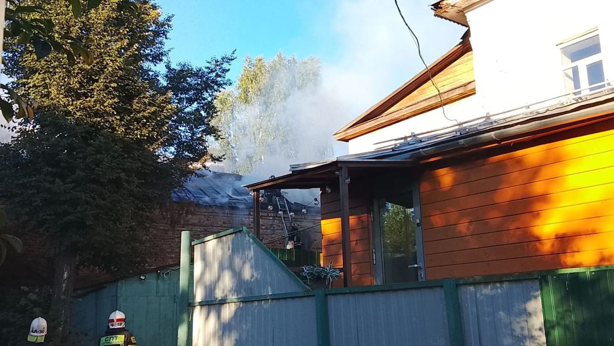 На улице Островского в Костроме серьёзный пожар На улице Островского в Костроме серьёзный пожар