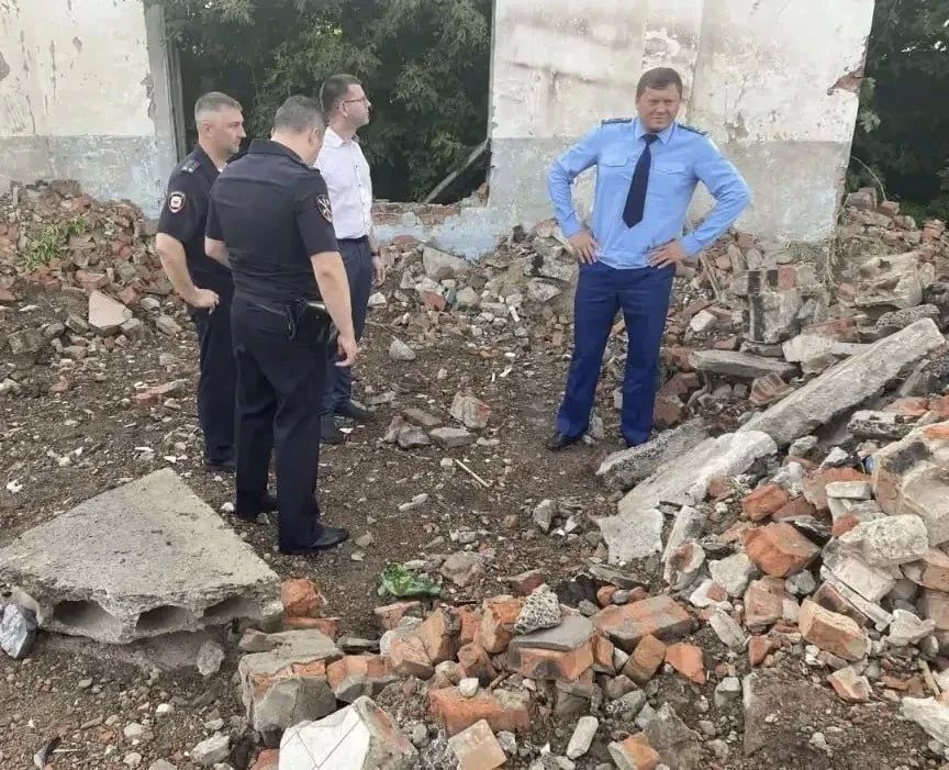 13-летний мальчик погиб при обрушении стены заброшенного аварийного здания в Омске