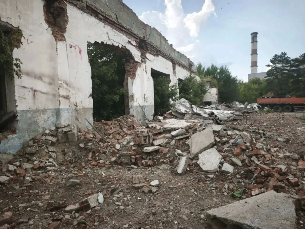 13-летний мальчик погиб при обрушении стены заброшенного аварийного здания в Омске 13-летний мальчик погиб при обрушении стены заброшенного аварийного здания в Омске