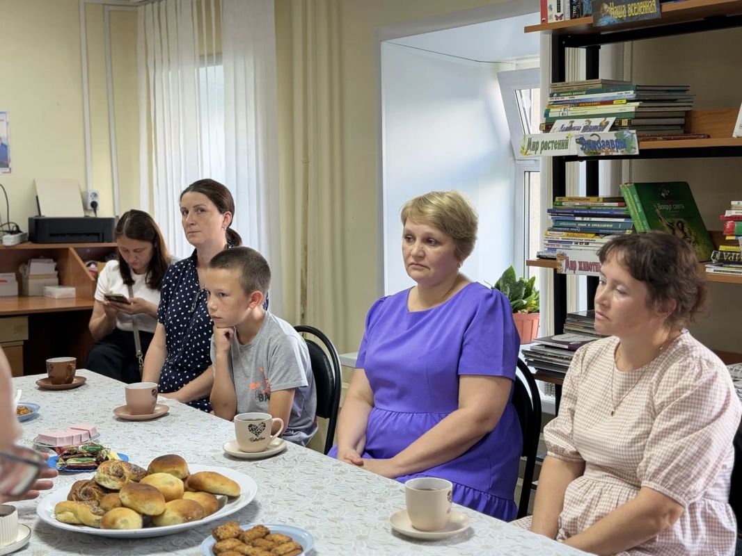 В Вохме, за чашкой чая, в тёплой, почти домашней атмосфере губернатор Сергей Ситников встретился с семьями участников специальной военной операции В Вохме, за чашкой чая, в тёплой, почти домашней атмосфере губернатор Сергей Ситников встретился с семьями участников специальной военной операции