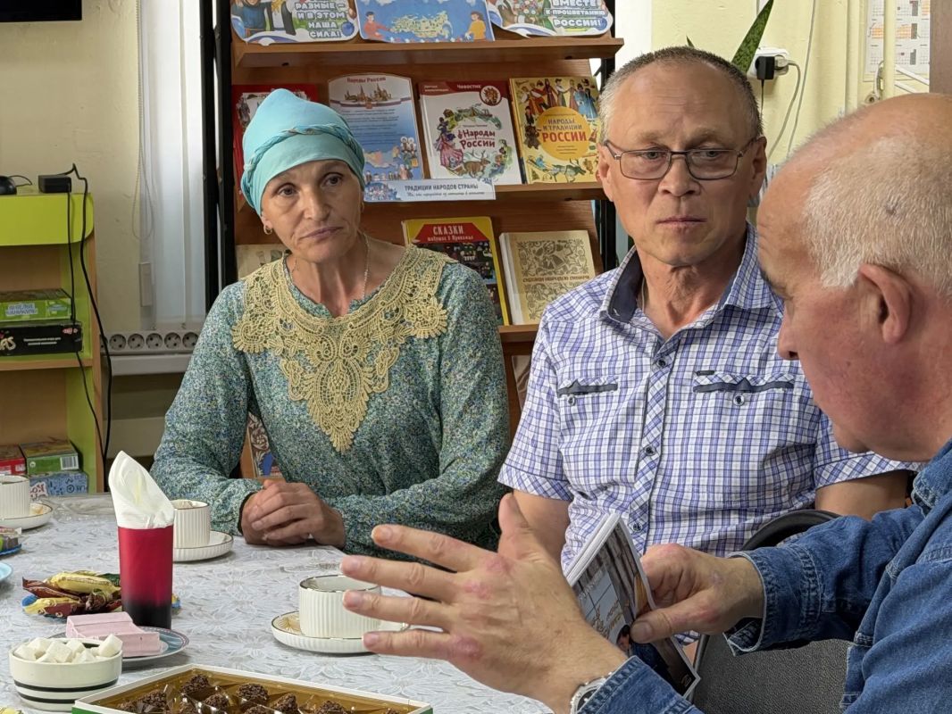 В Вохме, за чашкой чая, в тёплой, почти домашней атмосфере губернатор Сергей Ситников встретился с семьями участников специальной военной операции В Вохме, за чашкой чая, в тёплой, почти домашней атмосфере губернатор Сергей Ситников встретился с семьями участников специальной военной операции