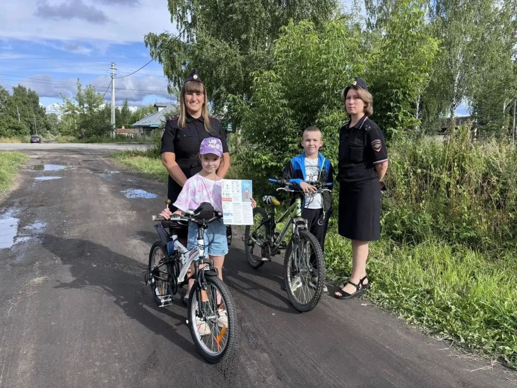На городском стадионе Мантуровские госавтоинспекторы совместно с сотрудниками ПДН провели для ребят информационно-пропагандистское мероприятие «Дружу с ПДД » в рамках комплекса ИПМ «Каникулы без ДТП» На городском стадионе Мантуровские госавтоинспекторы совместно с сотрудниками ПДН провели для ребят информационно-пропагандистское мероприятие «Дружу с ПДД » в рамках комплекса ИПМ «Каникулы без ДТП»