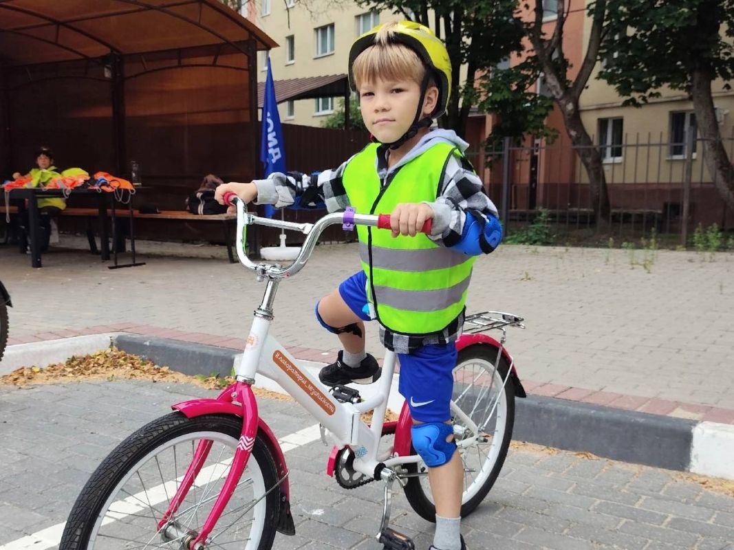 Еженедельные новости ЮИД. 25 – 31 августа Прошедшая неделя для юных инспекторов дорожного движения была насыщенной и яркой! Вопросу безопасности на дорогах было уделено особое внимание: юидовцы с энтузиазмом принимали... Еженедельные новости ЮИД. 25 – 31 августа Прошедшая неделя для юных инспекторов дорожного движения была насыщенной и яркой! Вопросу безопасности на дорогах было уделено особое внимание: юидовцы с энтузиазмом принимали...