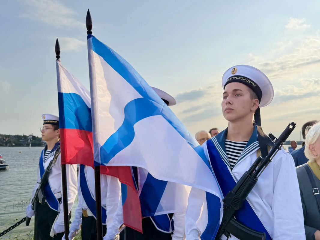 #СитниковНаСвязи. Здравствуйте, дорогие земляки! Сегодня на набережной Волги, у храма Рождества Пресвятой Богородицы, открыт бюст адмирала Фёдора Фёдоровича Ушакова #СитниковНаСвязи. Здравствуйте, дорогие земляки! Сегодня на набережной Волги, у храма Рождества Пресвятой Богородицы, открыт бюст адмирала Фёдора Фёдоровича Ушакова