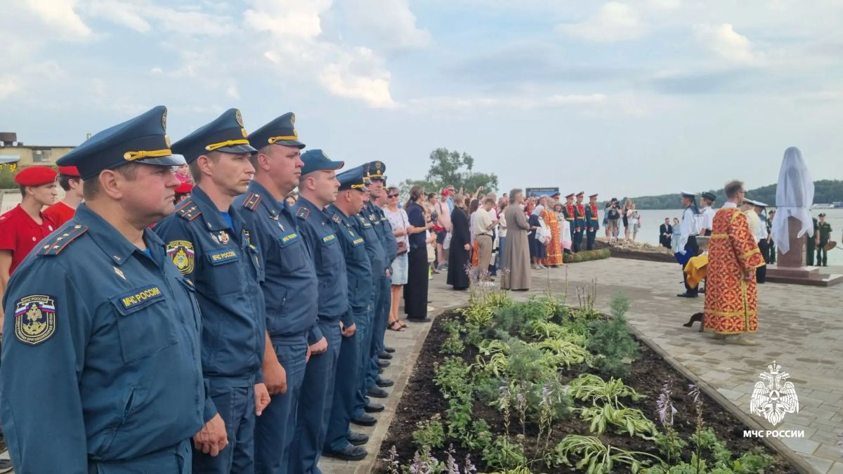 Сотрудники МЧС России приняли участие в церемонии открытия скульптурного изображения Федора Ушакова Сотрудники МЧС России приняли участие в церемонии открытия скульптурного изображения Федора Ушакова