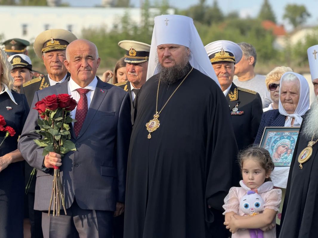 #СитниковНаСвязи. Здравствуйте, дорогие земляки! Сегодня на набережной Волги, у храма Рождества Пресвятой Богородицы, открыт бюст адмирала Фёдора Фёдоровича Ушакова #СитниковНаСвязи. Здравствуйте, дорогие земляки! Сегодня на набережной Волги, у храма Рождества Пресвятой Богородицы, открыт бюст адмирала Фёдора Фёдоровича Ушакова