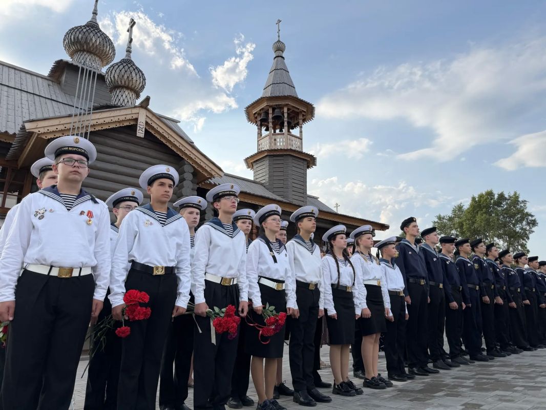 #СитниковНаСвязи. Здравствуйте, дорогие земляки! Сегодня на набережной Волги, у храма Рождества Пресвятой Богородицы, открыт бюст адмирала Фёдора Фёдоровича Ушакова #СитниковНаСвязи. Здравствуйте, дорогие земляки! Сегодня на набережной Волги, у храма Рождества Пресвятой Богородицы, открыт бюст адмирала Фёдора Фёдоровича Ушакова