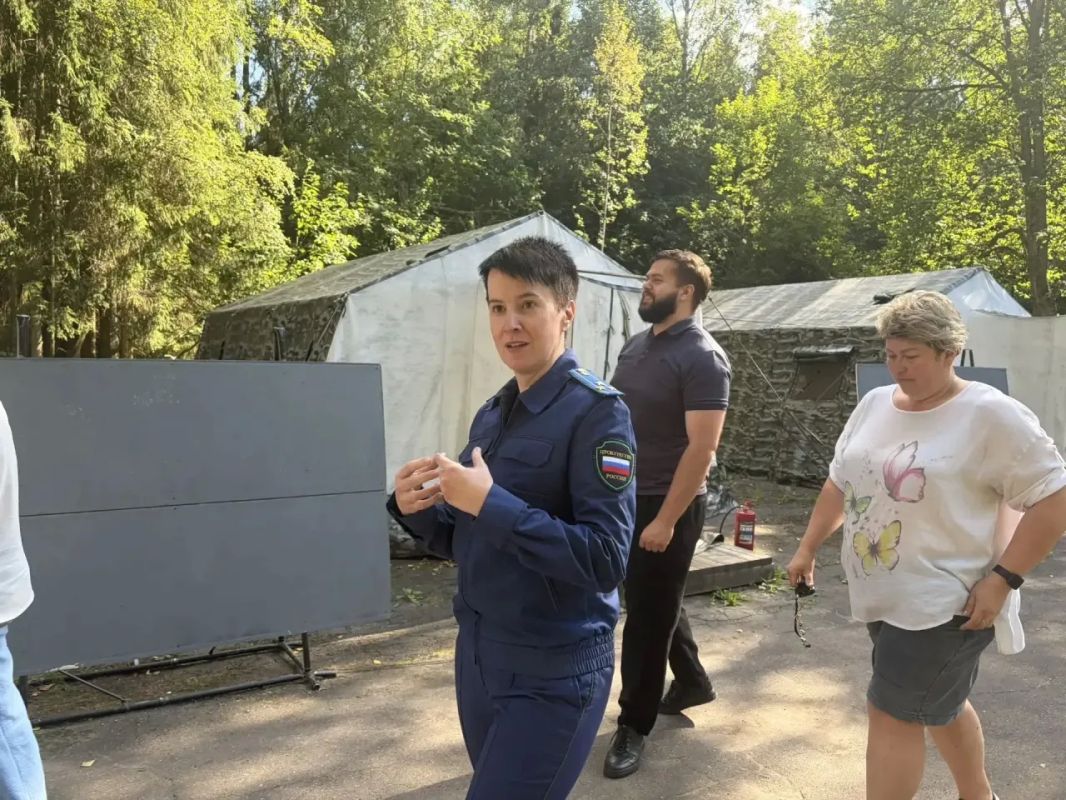 Прокурор области Екатерина Банникова совместно с Уполномоченной по правам ребенка в Костромской области Наталией Батаевой посетила палаточный лагерь на базе центра отдыха «Красная горка» Прокурор области Екатерина Банникова совместно с Уполномоченной по правам ребенка в Костромской области Наталией Батаевой посетила палаточный лагерь на базе центра отдыха «Красная горка»