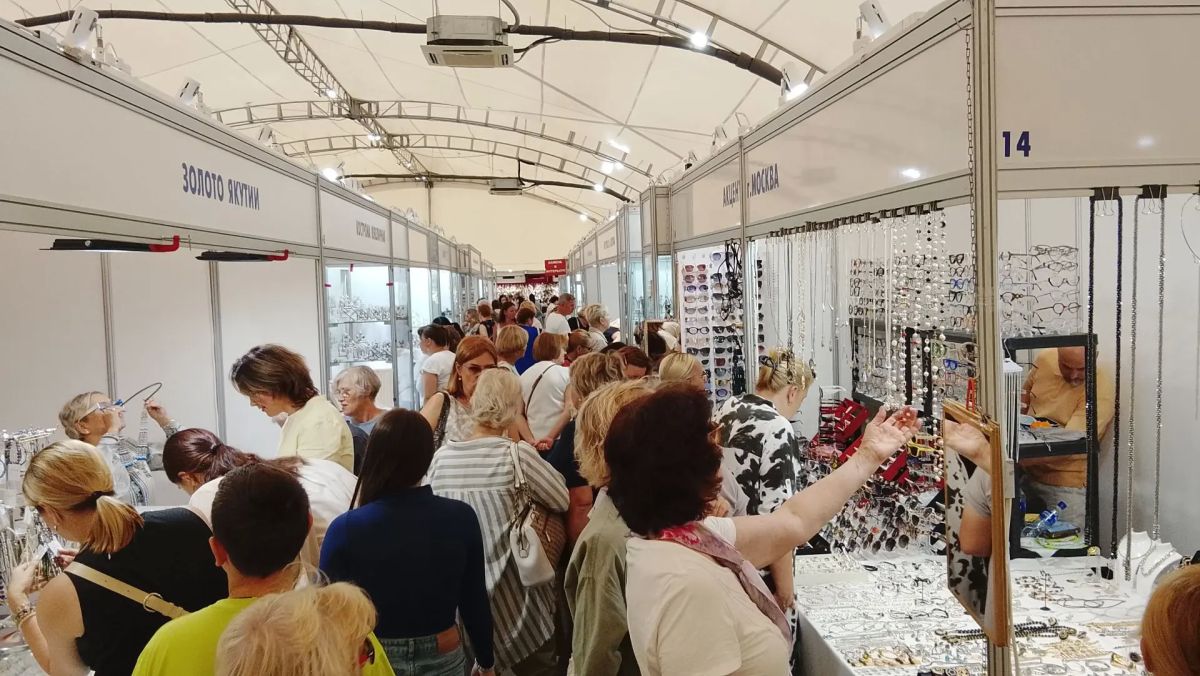 В Костроме на Сусанинской площади открылся ювелирный фестиваль «Золотое кольцо» В Костроме на Сусанинской площади открылся ювелирный фестиваль «Золотое кольцо»
