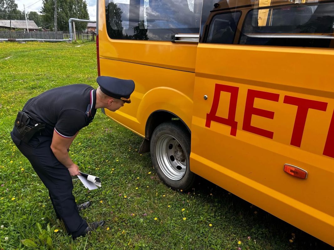 Госавтоинспекторы проверили школьные автобусы перед новым учебным годом Госавтоинспекторы проверили школьные автобусы перед новым учебным годом