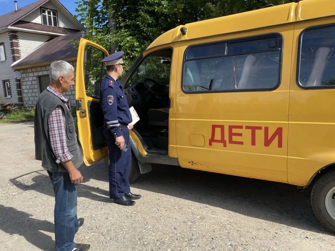Госавтоинспекторы проверили школьные автобусы перед новым учебным годом Госавтоинспекторы проверили школьные автобусы перед новым учебным годом