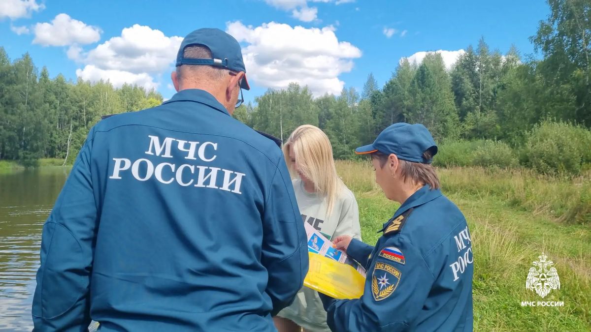 Инспекторы Центра ГИМС ведут разъяснительную работу с отдыхающими в необорудованных для купания местах Инспекторы Центра ГИМС ведут разъяснительную работу с отдыхающими в необорудованных для купания местах