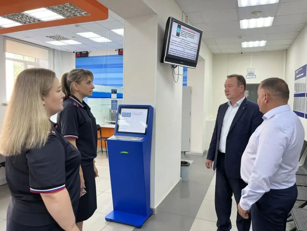 Члены Общественного совета при УМВД России по г. Костроме проверили работу городского отдела по вопросам миграции Члены Общественного совета при УМВД России по г. Костроме проверили работу городского отдела по вопросам миграции