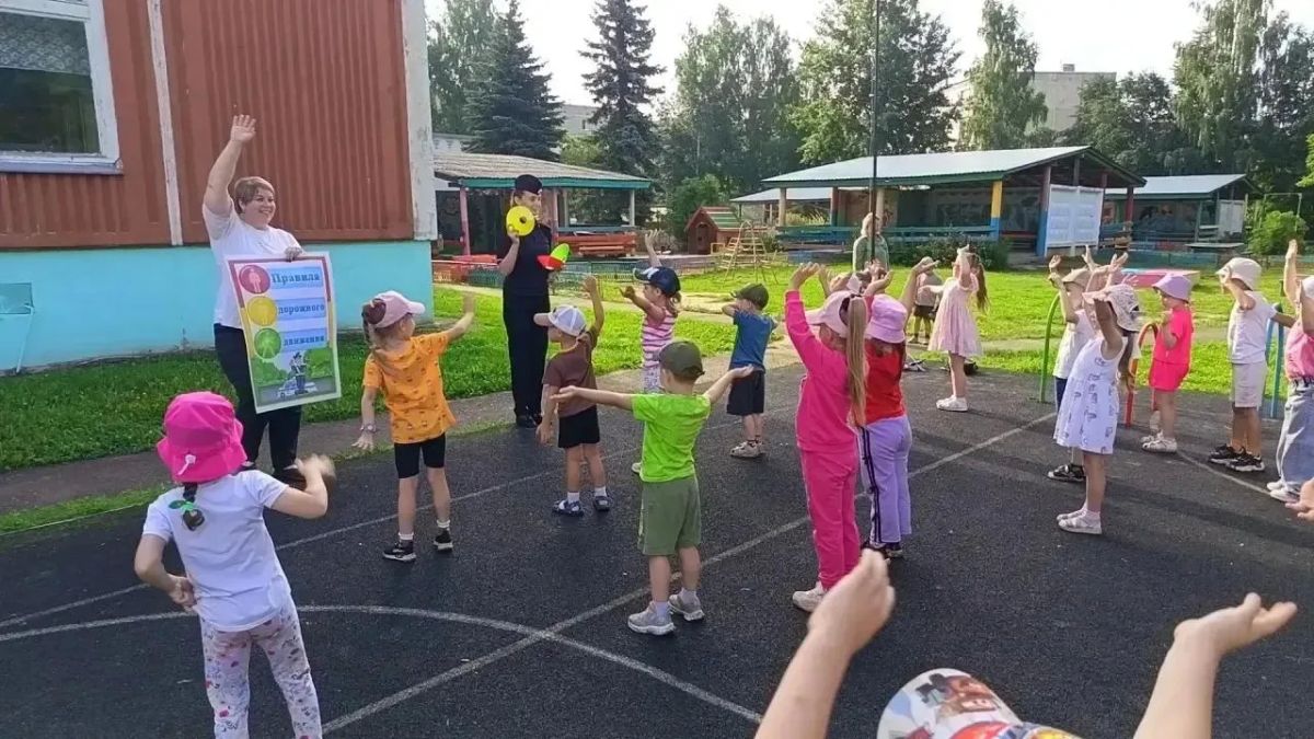 Полицейские и общественники провели спортивные уроки в пяти городах Костромской области Полицейские и общественники провели спортивные уроки в пяти городах Костромской области
