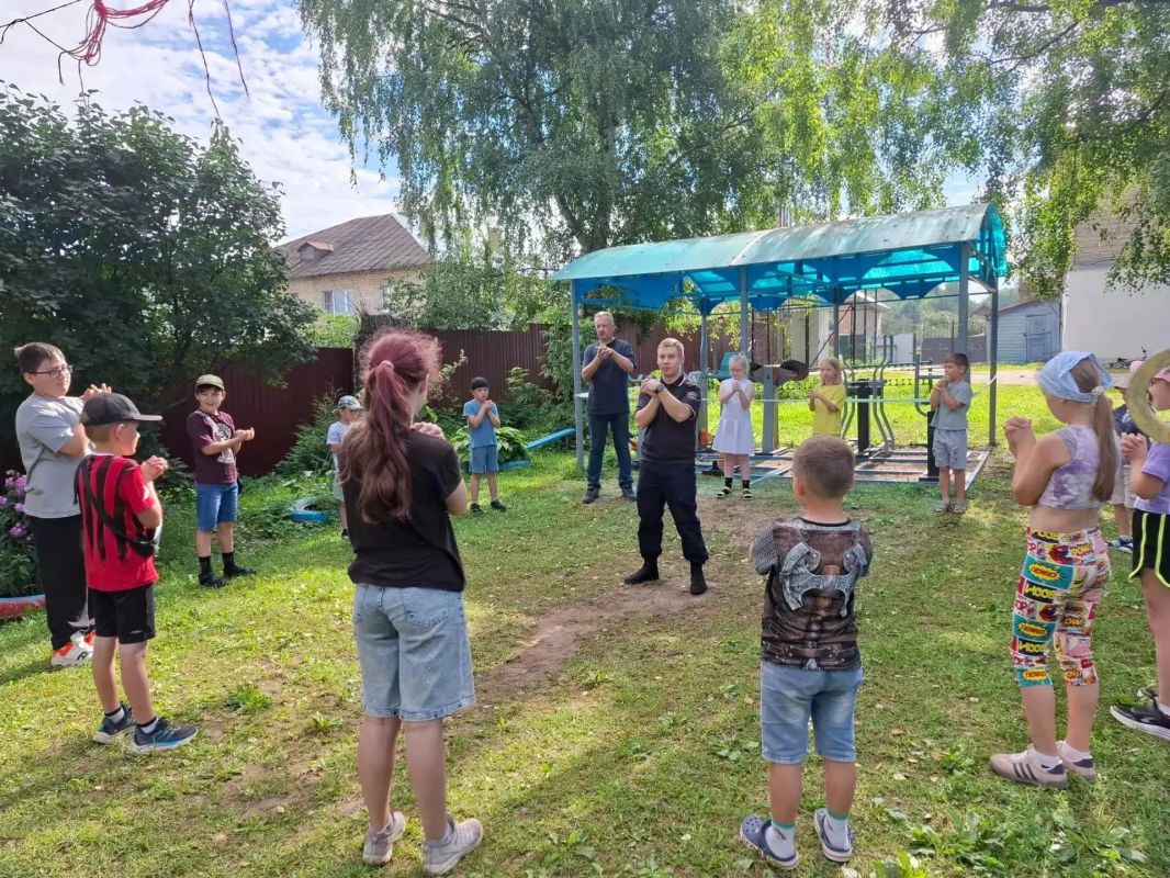 Полицейские и общественники провели спортивные уроки в пяти городах Костромской области Полицейские и общественники провели спортивные уроки в пяти городах Костромской области