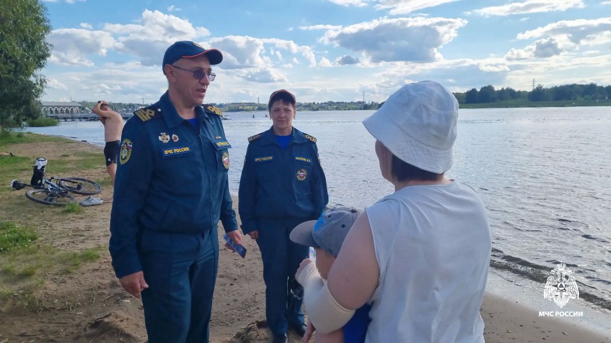 Инспекторы Центра ГИМС ведут разъяснительную работу с отдыхающими в необорудованных для купания местах Инспекторы Центра ГИМС ведут разъяснительную работу с отдыхающими в необорудованных для купания местах