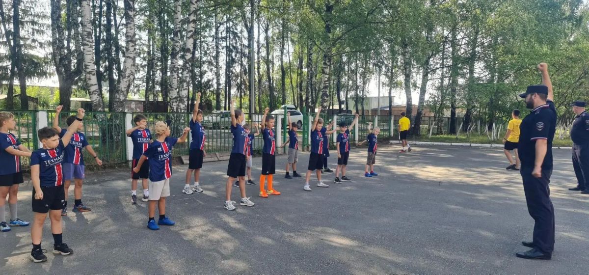 Полицейские и общественники провели спортивные уроки в пяти городах Костромской области Полицейские и общественники провели спортивные уроки в пяти городах Костромской области