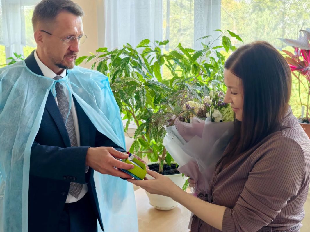 Олег Болоховец: По доброй традиции поздравил маму первого родившегося в День города малыша Олег Болоховец: По доброй традиции поздравил маму первого родившегося в День города малыша
