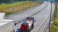На кадрах автомобиль движется по скоростной трассе
