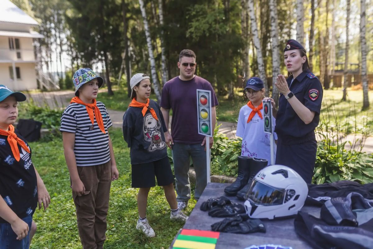В лагере «КрутоЯр» стражи порядка и общественники провели для детей «Зарядку со стражем порядка» В лагере «КрутоЯр» стражи порядка и общественники провели для детей «Зарядку со стражем порядка»