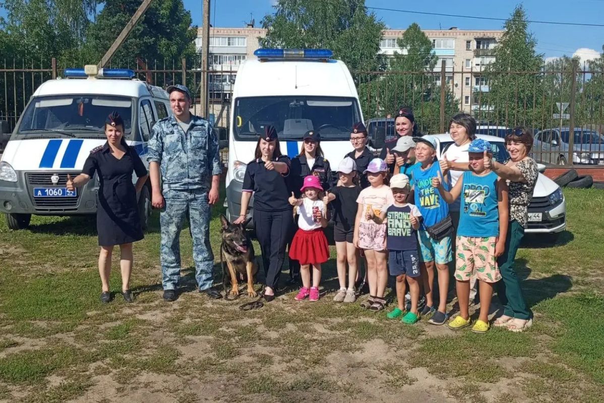 В Костромской области сотрудники полиции провели «Зарядку со стражем порядка» сразу в нескольких районах Костромской области В Костромской области сотрудники полиции провели «Зарядку со стражем порядка» сразу в нескольких районах Костромской области