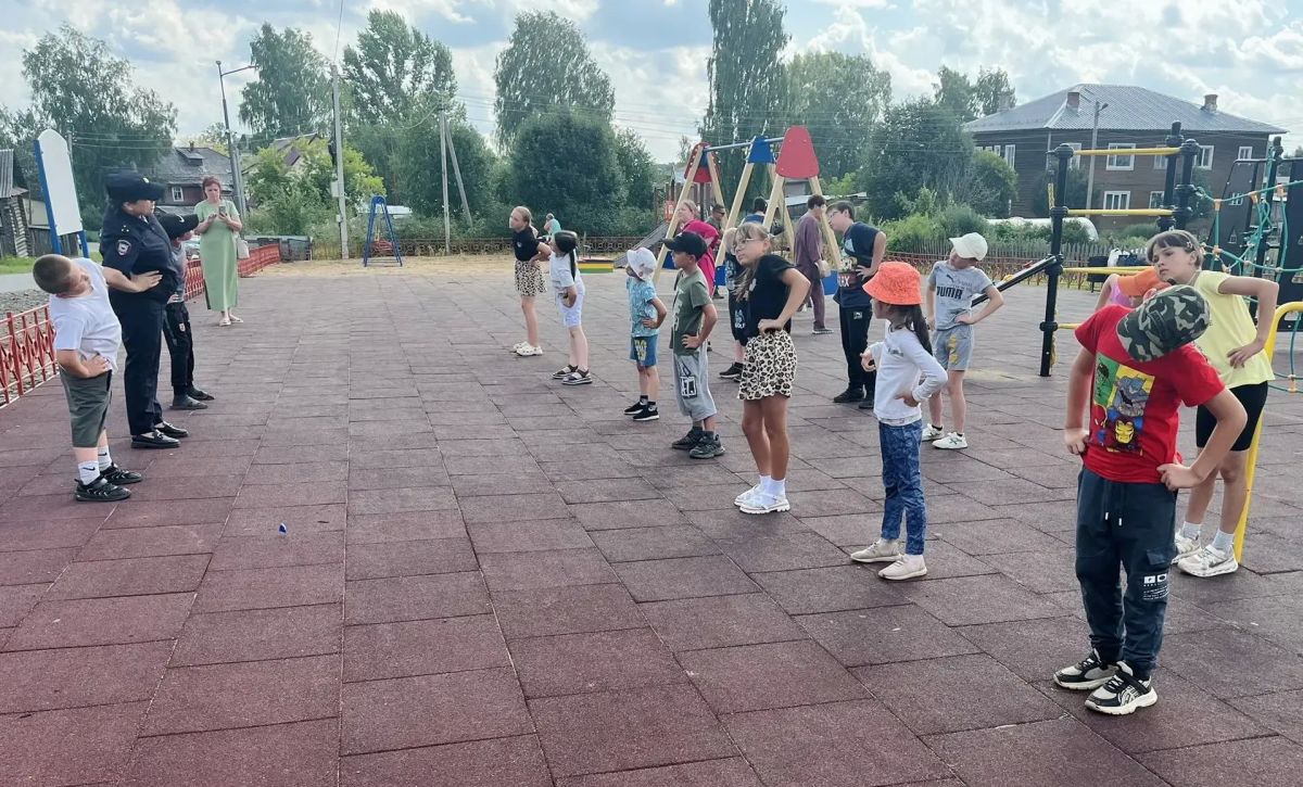 В Костромской области сотрудники полиции провели «Зарядку со стражем порядка» сразу в нескольких районах Костромской области В Костромской области сотрудники полиции провели «Зарядку со стражем порядка» сразу в нескольких районах Костромской области