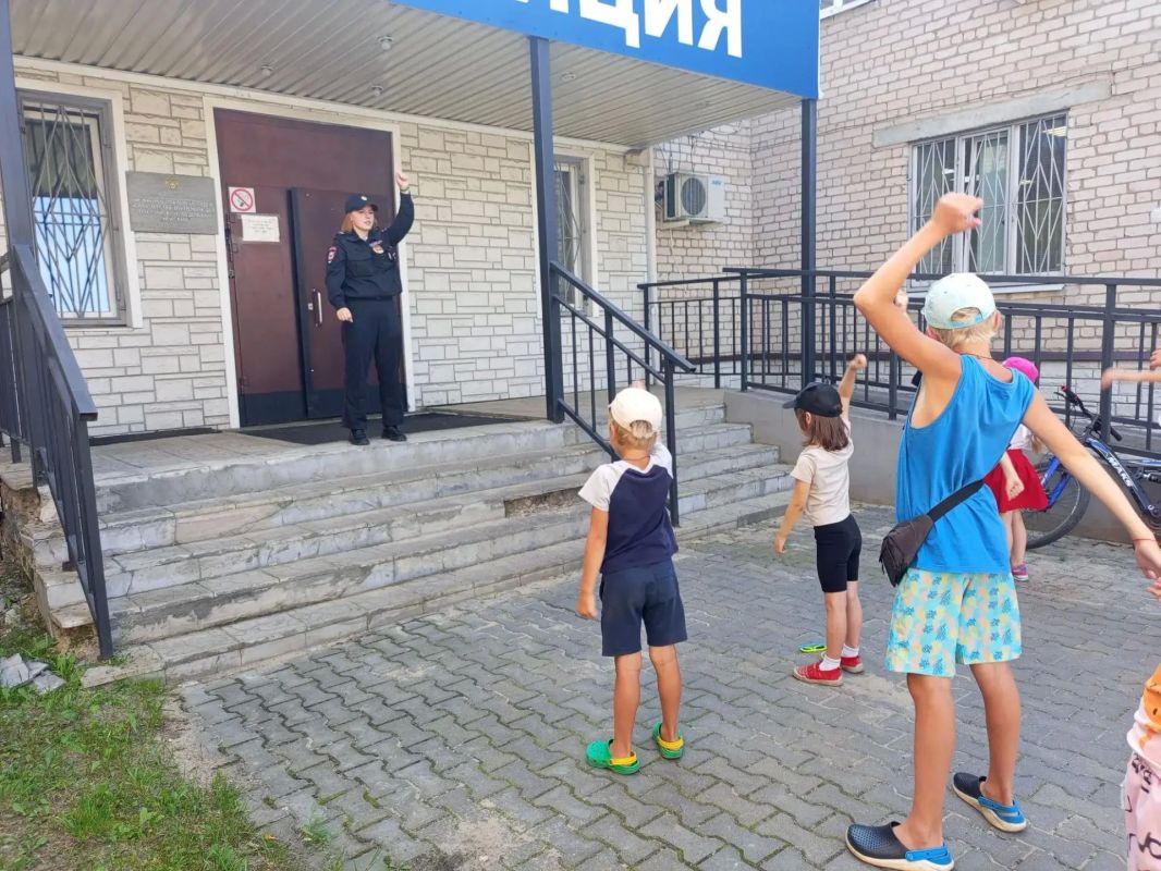 В Костромской области сотрудники полиции провели «Зарядку со стражем порядка» сразу в нескольких районах Костромской области В Костромской области сотрудники полиции провели «Зарядку со стражем порядка» сразу в нескольких районах Костромской области