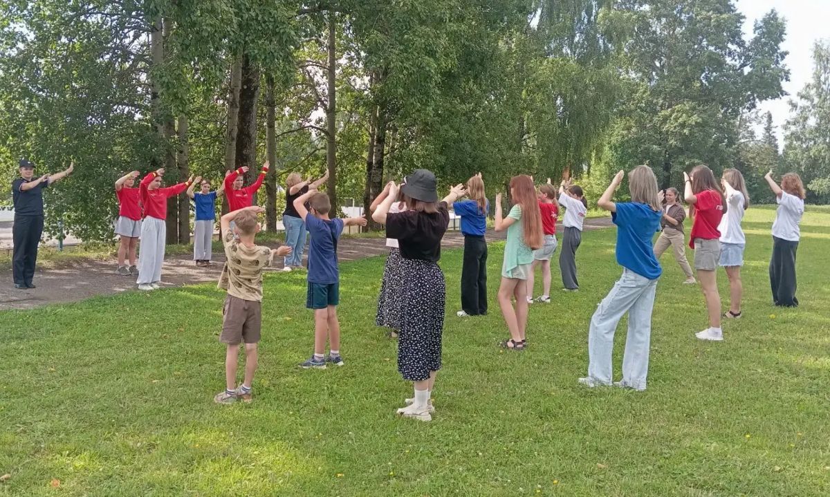 В Костромской области сотрудники полиции провели «Зарядку со стражем порядка» сразу в нескольких районах Костромской области В Костромской области сотрудники полиции провели «Зарядку со стражем порядка» сразу в нескольких районах Костромской области