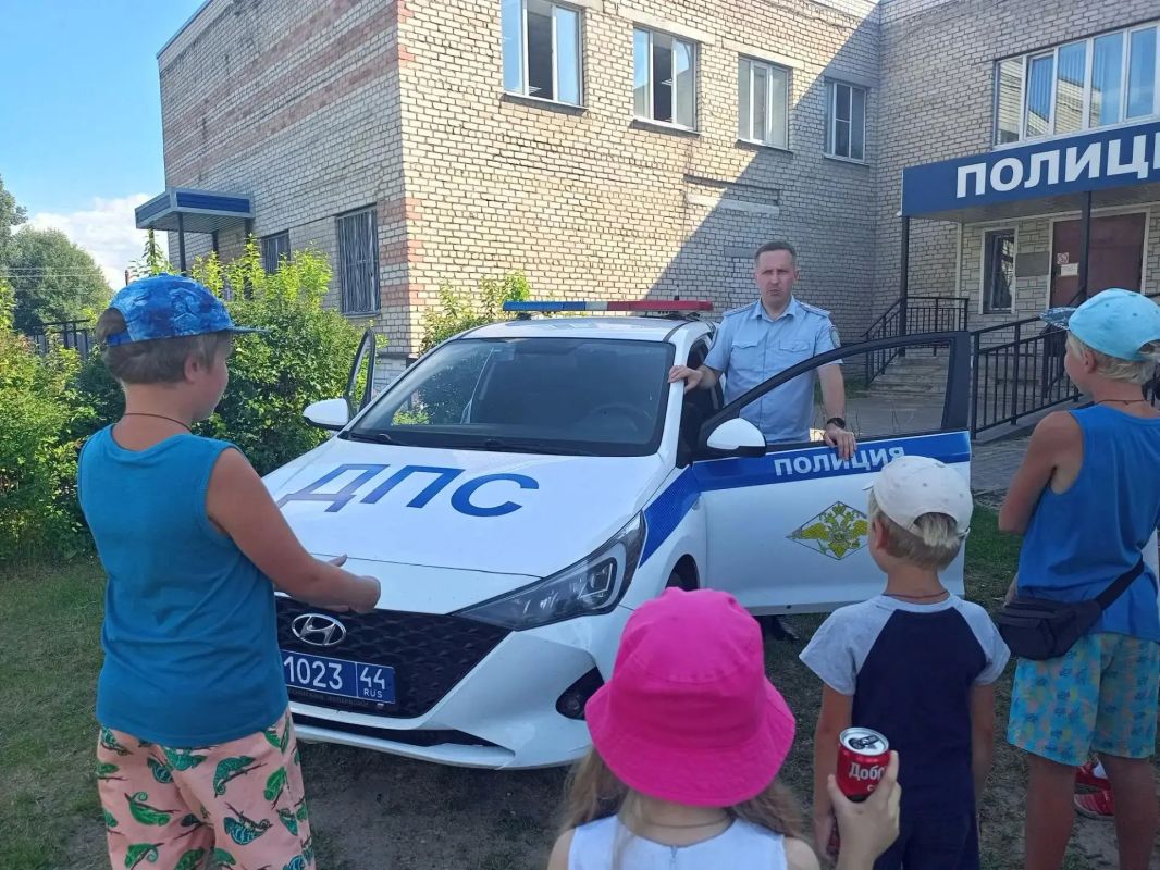 В Костромской области сотрудники полиции провели «Зарядку со стражем порядка» сразу в нескольких районах Костромской области В Костромской области сотрудники полиции провели «Зарядку со стражем порядка» сразу в нескольких районах Костромской области