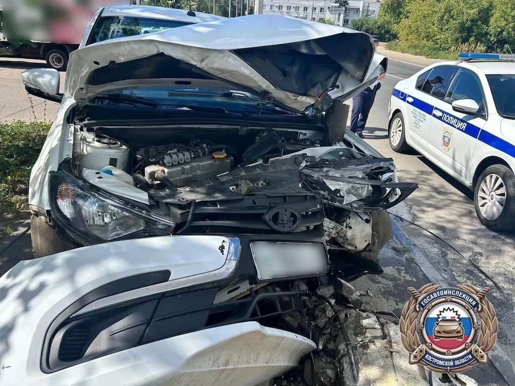 ДВА ПЕНСИОНЕРА НА ЛАДЕ СНЕСЛИ СТОЛБ НА КИНЕШЕМСКОМ ШОССЕ В КОСТРОМЕ ДВА ПЕНСИОНЕРА НА ЛАДЕ СНЕСЛИ СТОЛБ НА КИНЕШЕМСКОМ ШОССЕ В КОСТРОМЕ