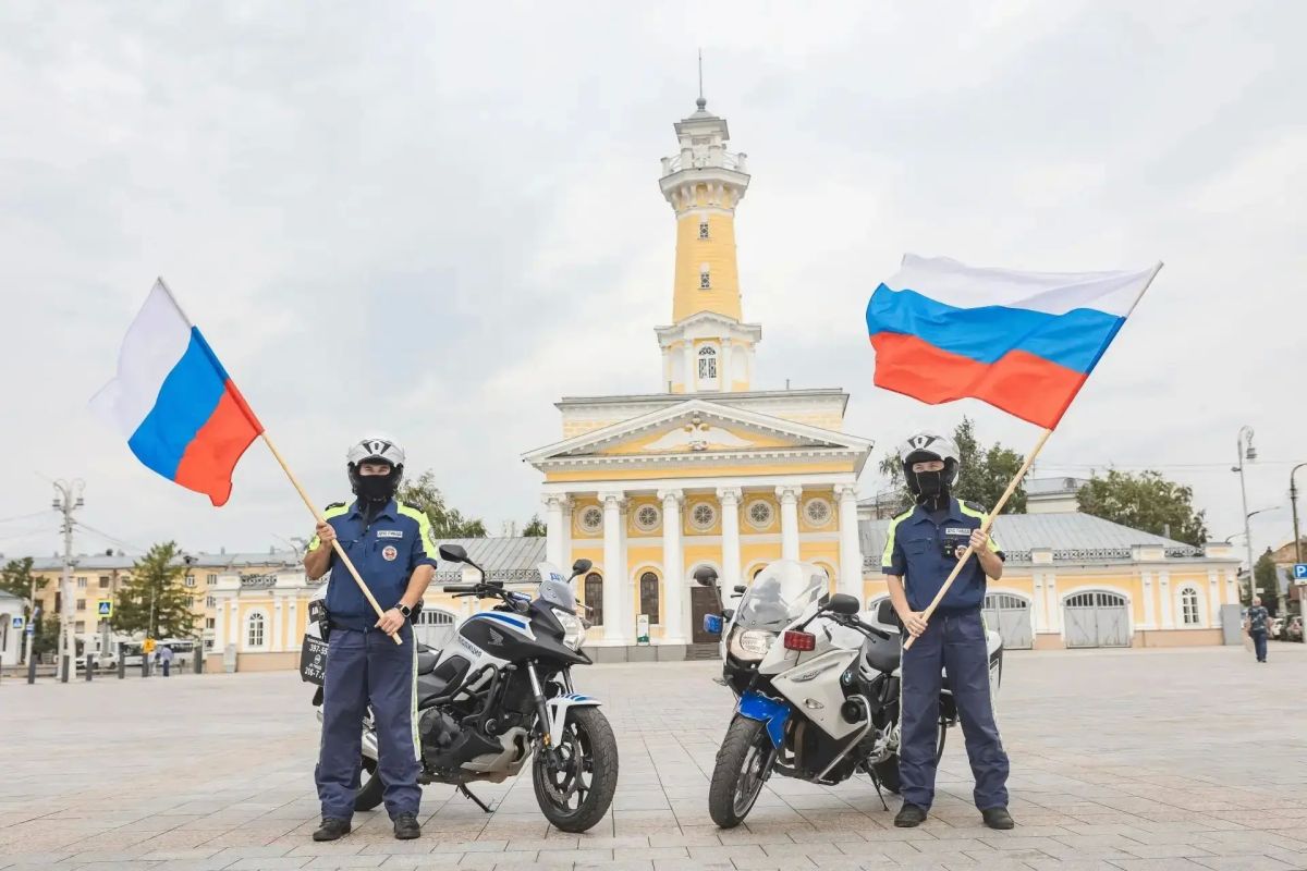 Костромские госавтоинспекторы присоединились к флешмобу #Поднятьфлаг Костромские госавтоинспекторы присоединились к флешмобу #Поднятьфлаг