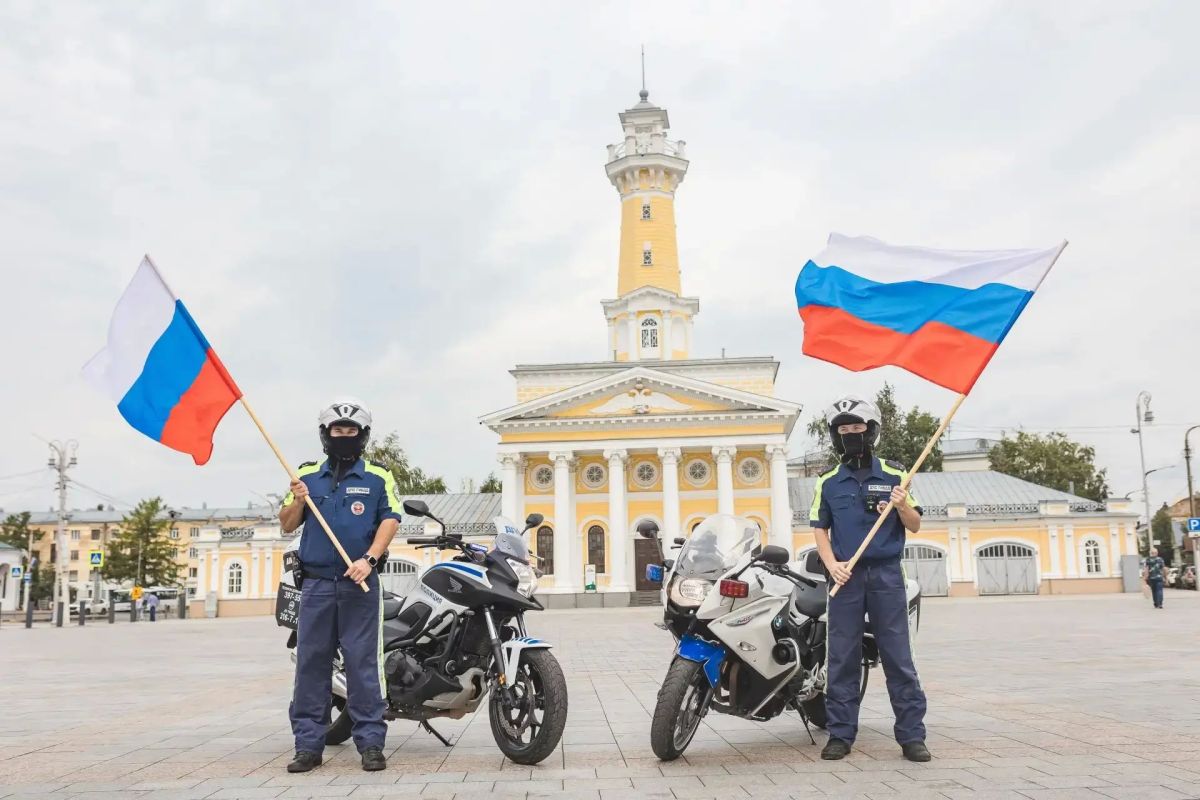 В Костроме полицейские дали старт мероприятиям, приуроченным ко Дню российского флага