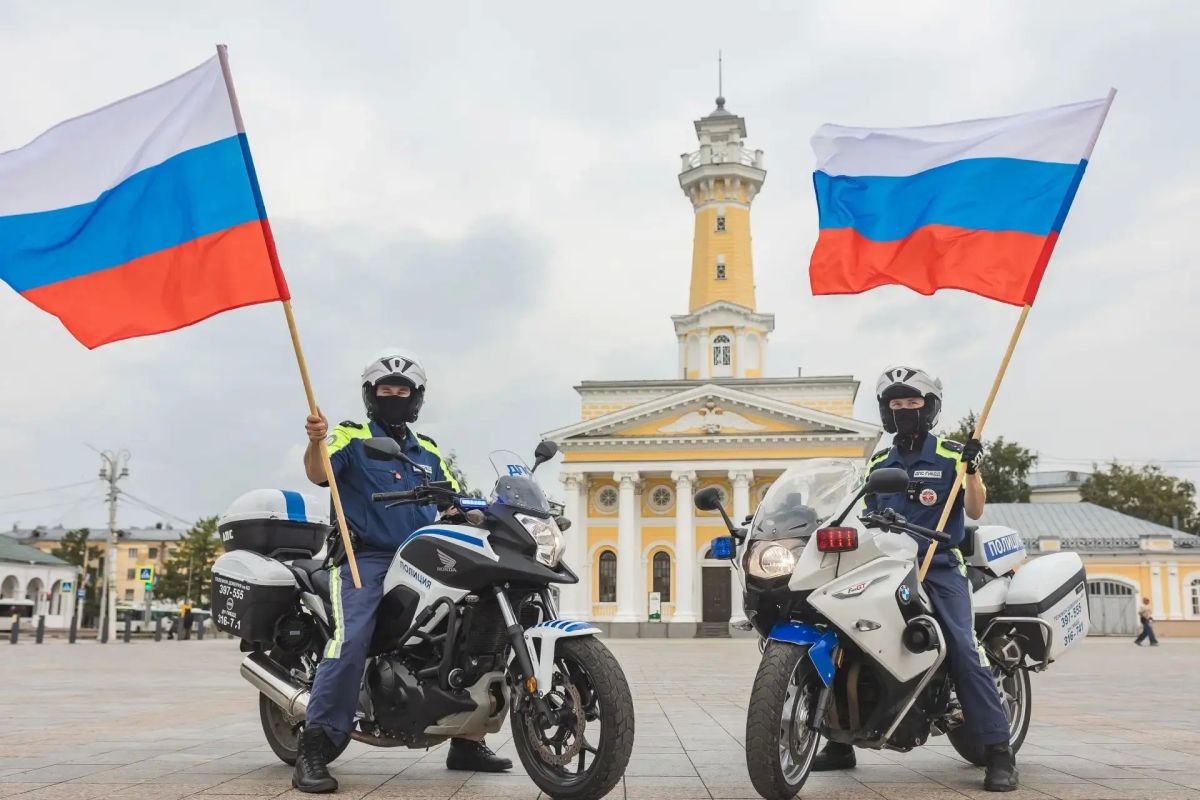 В Костроме полицейские дали старт мероприятиям, приуроченным ко Дню российского флага В Костроме полицейские дали старт мероприятиям, приуроченным ко Дню российского флага