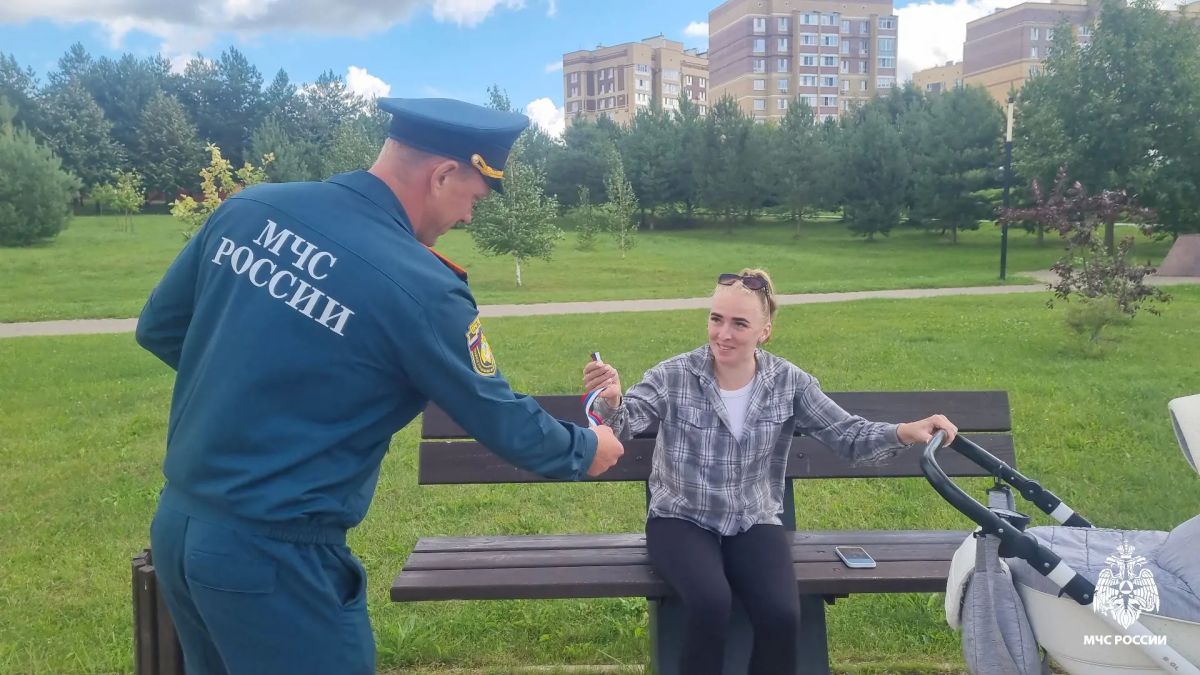 В преддверии Дня Государственного флага Российской Федерации сотрудники МЧС России вручили костромичам лентытриколор В преддверии Дня Государственного флага Российской Федерации сотрудники МЧС России вручили костромичам лентытриколор