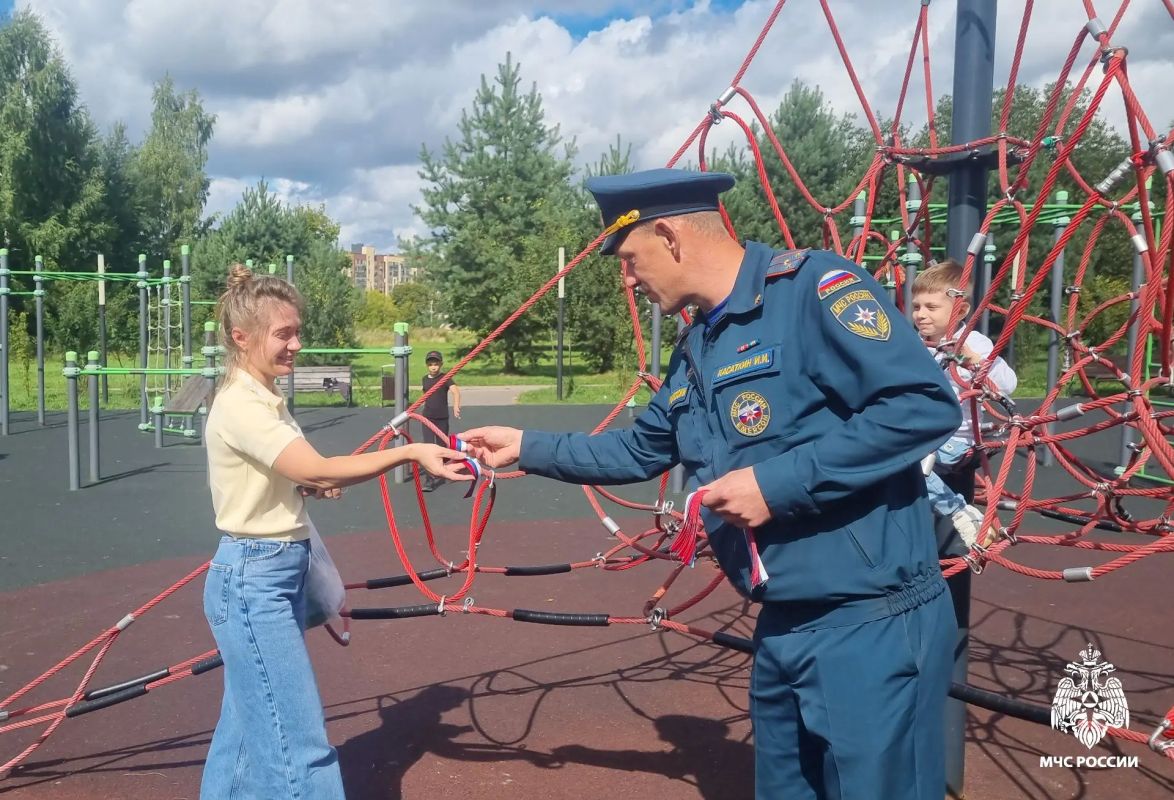 В преддверии Дня Государственного флага Российской Федерации сотрудники МЧС России вручили костромичам лентытриколор В преддверии Дня Государственного флага Российской Федерации сотрудники МЧС России вручили костромичам лентытриколор
