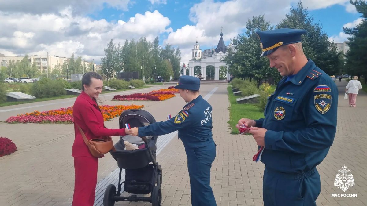 В преддверии Дня Государственного флага Российской Федерации сотрудники МЧС России вручили костромичам лентытриколор В преддверии Дня Государственного флага Российской Федерации сотрудники МЧС России вручили костромичам лентытриколор