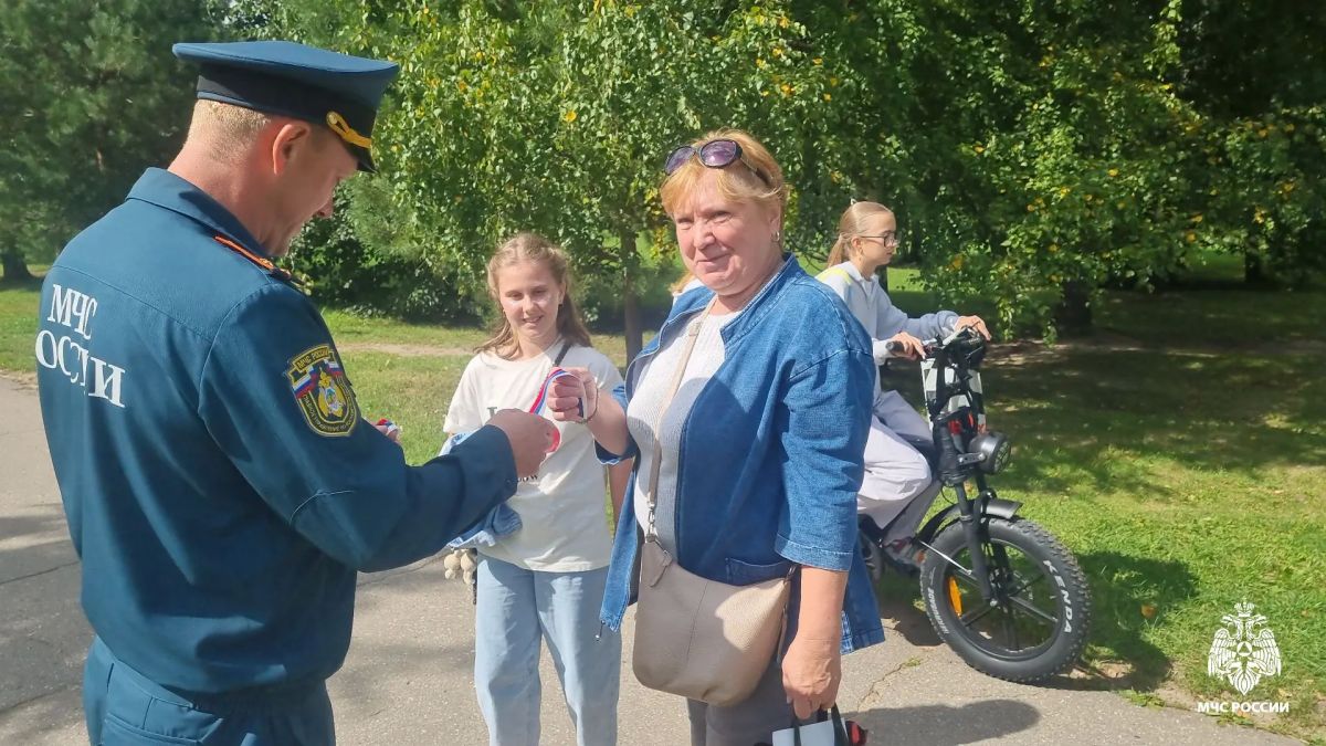 В преддверии Дня Государственного флага Российской Федерации сотрудники МЧС России вручили костромичам лентытриколор В преддверии Дня Государственного флага Российской Федерации сотрудники МЧС России вручили костромичам лентытриколор