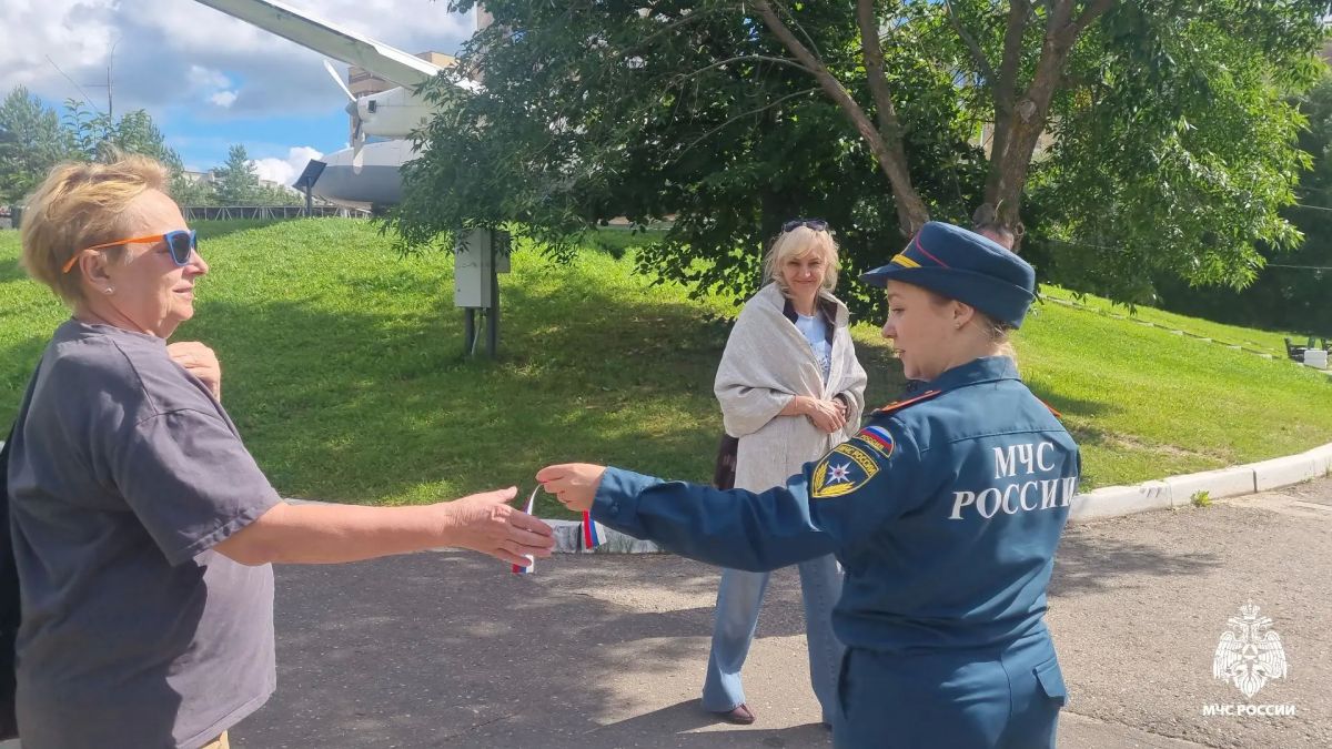 В преддверии Дня Государственного флага Российской Федерации сотрудники МЧС России вручили костромичам лентытриколор В преддверии Дня Государственного флага Российской Федерации сотрудники МЧС России вручили костромичам лентытриколор