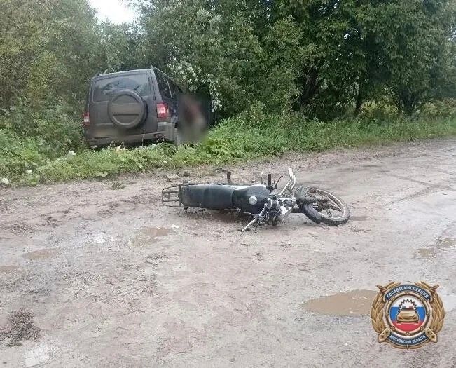 КОСТРОМИЧ НА МОПЕДЕ ОТПРАВИЛ В КЮВЕТ УАЗ НА КОСТРОМСКОЙ ТРАССЕ