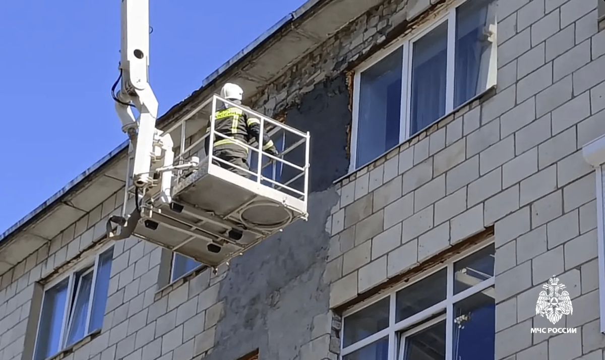 Сотрудники МЧС России, ежедневно готовые прийти на помощь другим, проявили такую же ответственность и по отношению к своему рабочему пространству