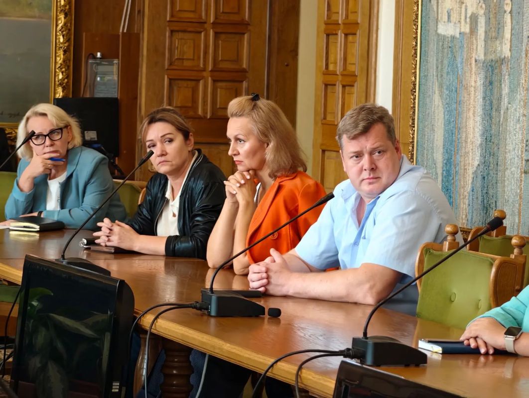Олег Болоховец: Встретился с представителями сетевых магазинов и торговых центров Олег Болоховец: Встретился с представителями сетевых магазинов и торговых центров