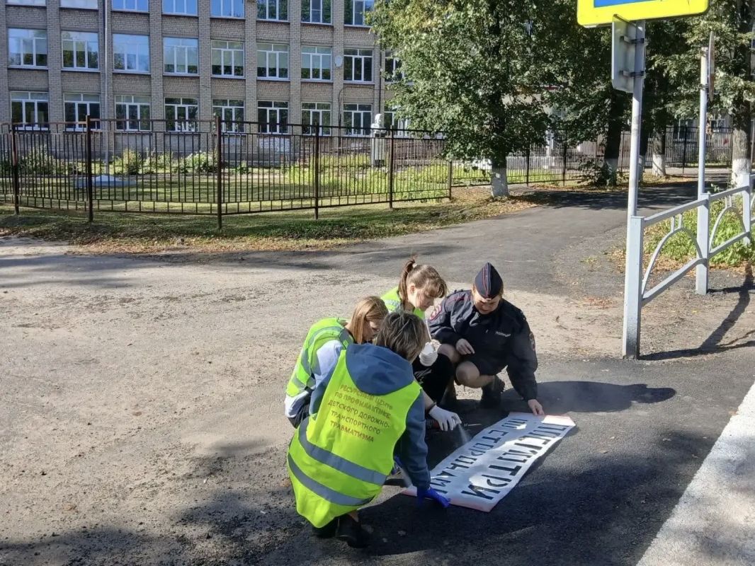 В преддверии нового учебного года около образовательных организаций появились предупреждающие надписи В преддверии нового учебного года около образовательных организаций появились предупреждающие надписи