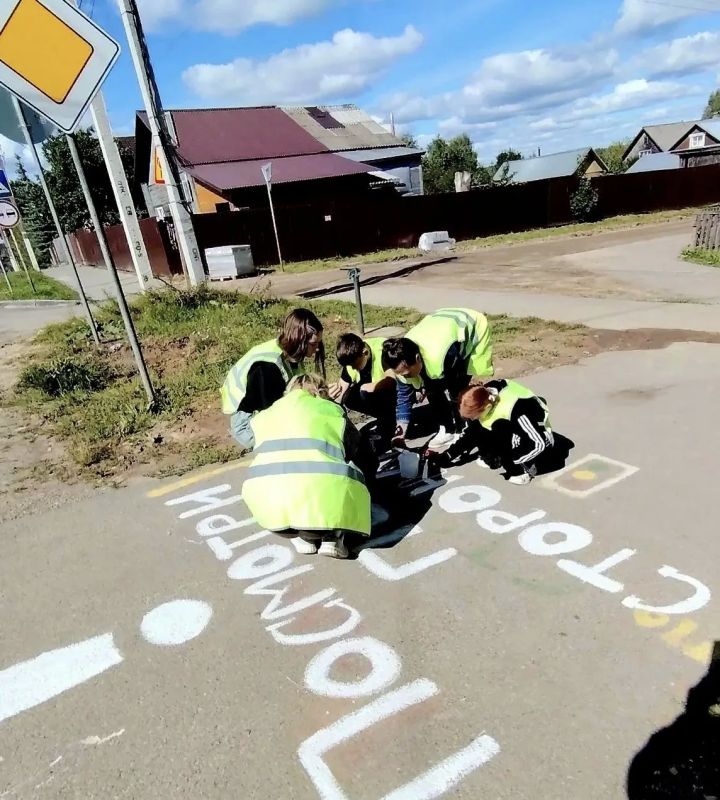 В преддверии нового учебного года около образовательных организаций появились предупреждающие надписи В преддверии нового учебного года около образовательных организаций появились предупреждающие надписи