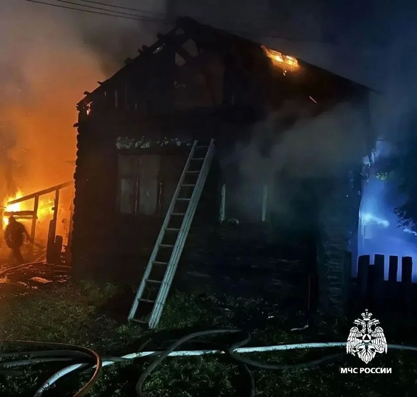 Сотрудники МЧС России ликвидируют пожар в частном жилом доме на улице Сельскохозяйственной в городе Галиче Сотрудники МЧС России ликвидируют пожар в частном жилом доме на улице Сельскохозяйственной в городе Галиче