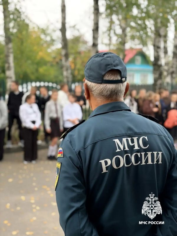Сотрудники МЧС России проводят в школах Костромской области «Уроки безопасности» и учебные эвакуации Сотрудники МЧС России проводят в школах Костромской области «Уроки безопасности» и учебные эвакуации