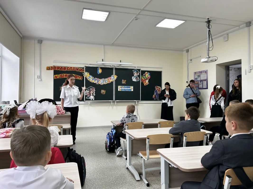 Школа начинается с безопасности: автополицейские проводят профилактические встречи со школьниками Школа начинается с безопасности: автополицейские проводят профилактические встречи со школьниками